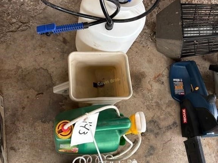 hand-sprayer-&-broadcaster.-weed-killer-image-1