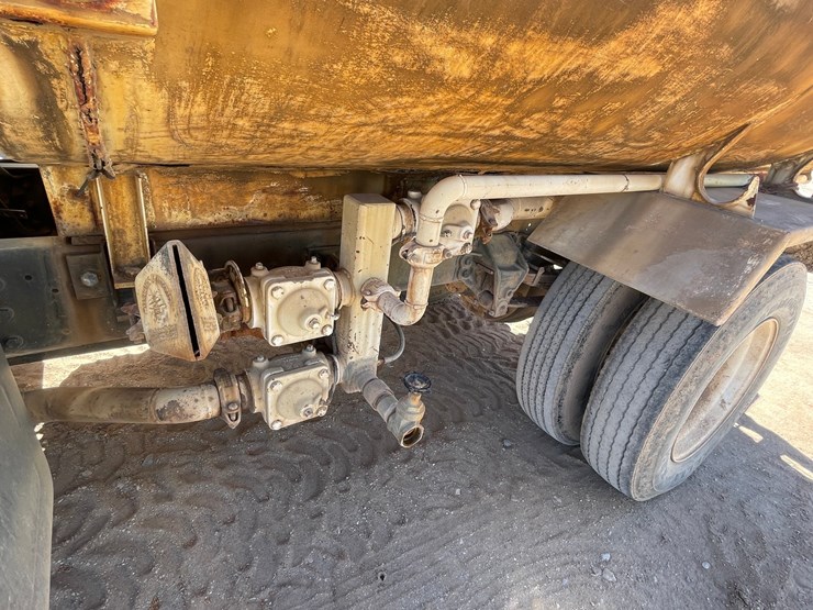 1983-ford-8000-image-15