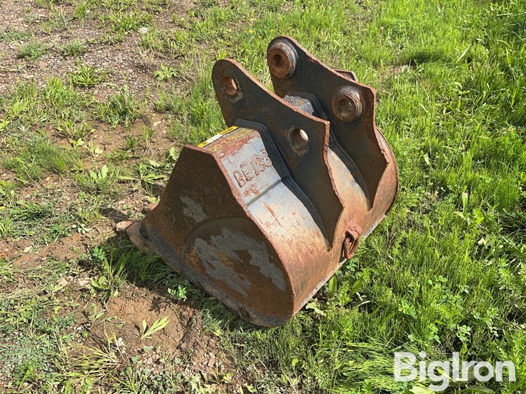 case-new-holland-24”-backhoe-bucket-image-7