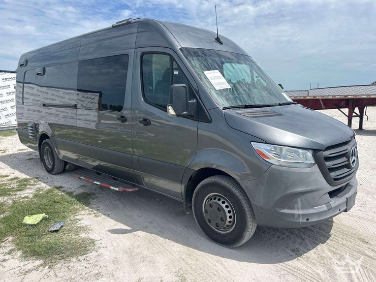 2021-mercedes-benz-sprinter-4500-image-2