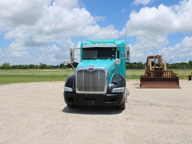 2010-peterbilt-386-image-3