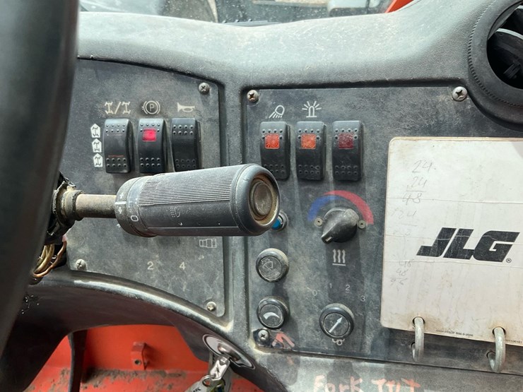 2010-jlg-g12-55a-image-41