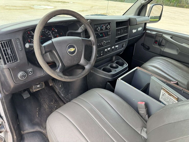 2013-chevrolet-express-g2500-image-11
