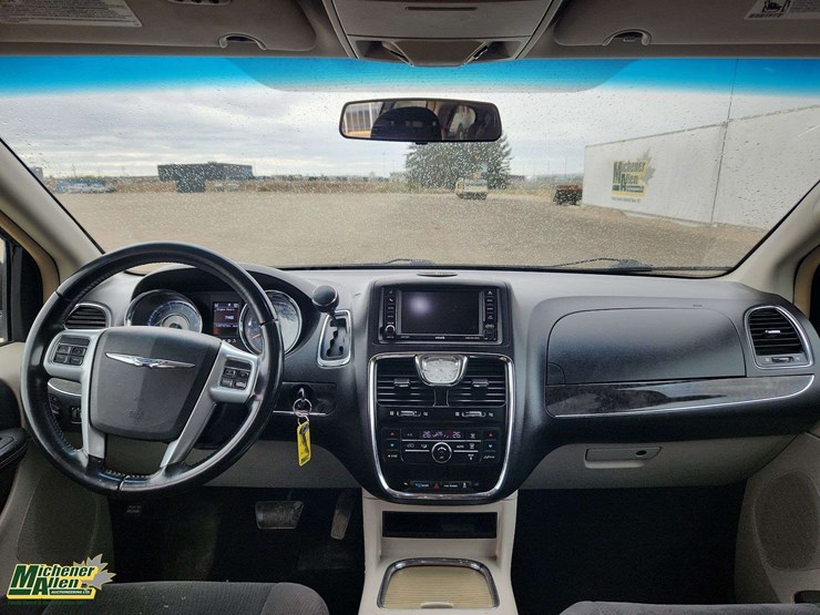2013-chrysler-town-&-country-image-20