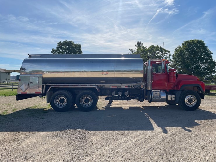 #6152-•-2002-mack-rd-model-fuel-tanker-truck-(has-title)-image-4