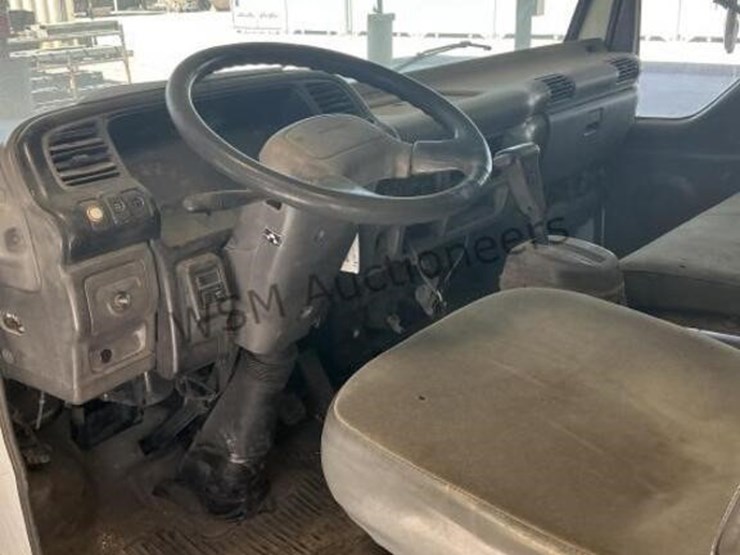 2001-isuzu-npr-image-21
