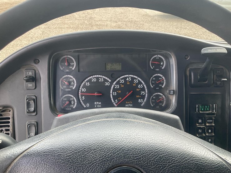 2010-freightliner-m2-106-image-53