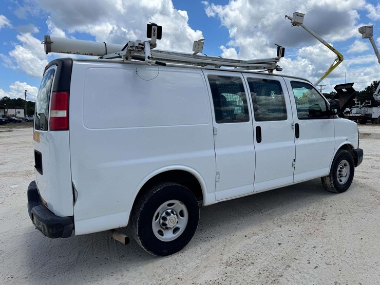 2013-chevrolet-express-g2500-image-3