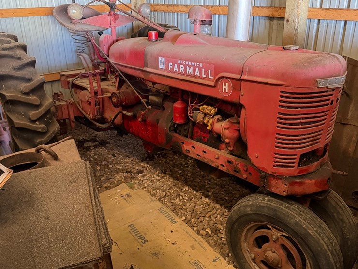 ihc-h-tractor,-narrow-front-image-1
