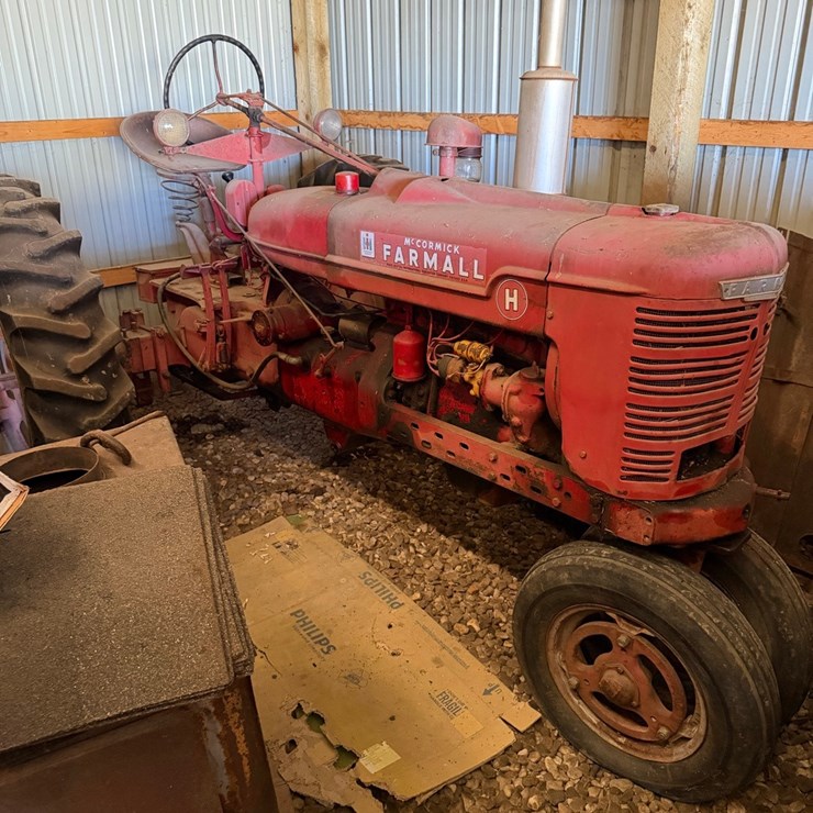 IHC H tractor, narrow front