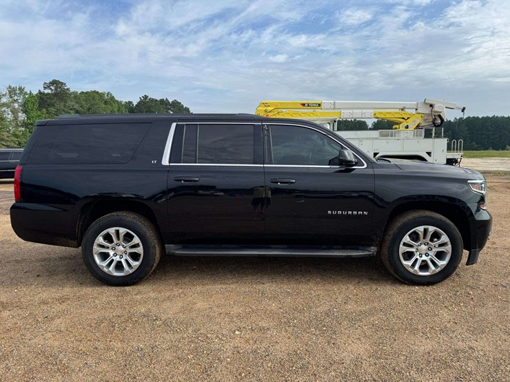 2016-chevrolet-suburban-1500-image-7