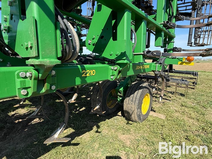 2014-john-deere-2210-image-17