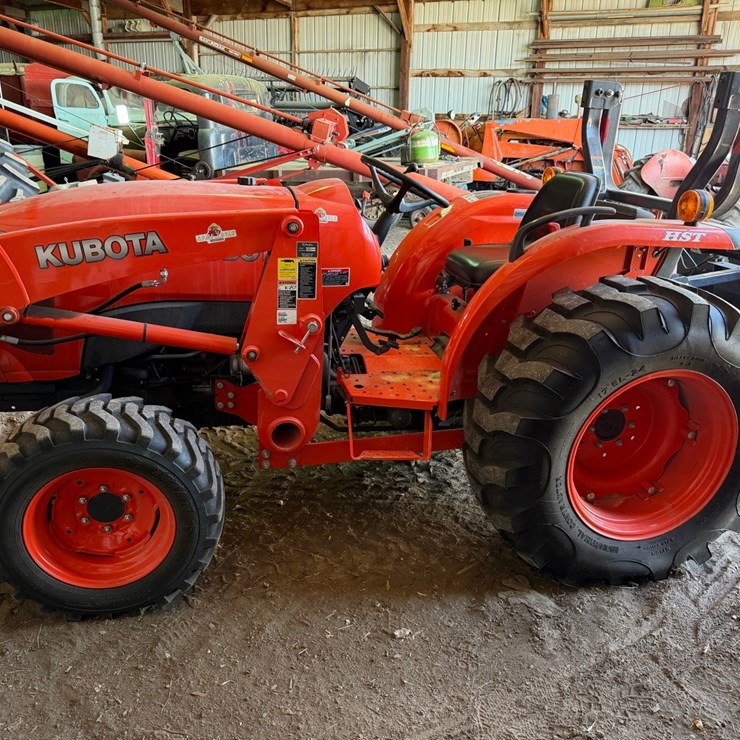 L 4600 Kubota MFD tractor with loader, 237 hours