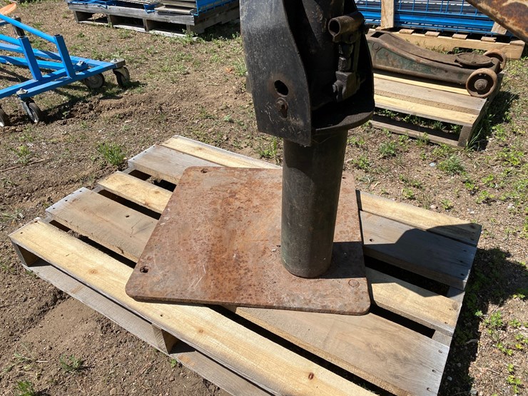 #7448-•-hydraulic-swiveling-cherry-picker-(antigo,-wi)-image-8