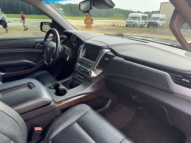 2016-chevrolet-suburban-1500-image-13