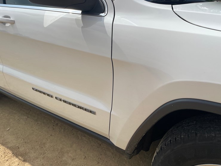 2017-jeep-grand-cherokee-laredo-image-25