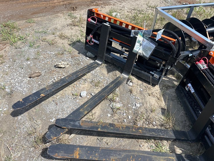 #55-•-48”-hydraulic-skid-steer-pallet-forks-image-1