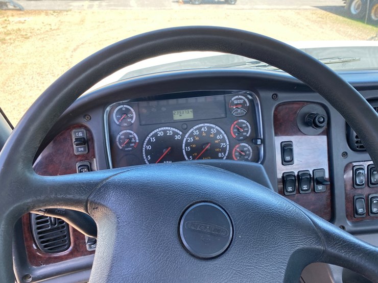 2013-freightliner-114sd-image-56