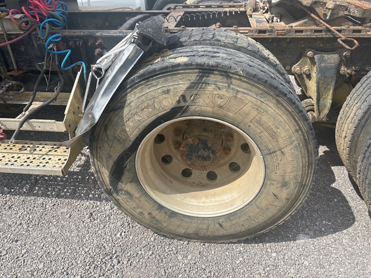 1998-freightliner-fld120-image-7