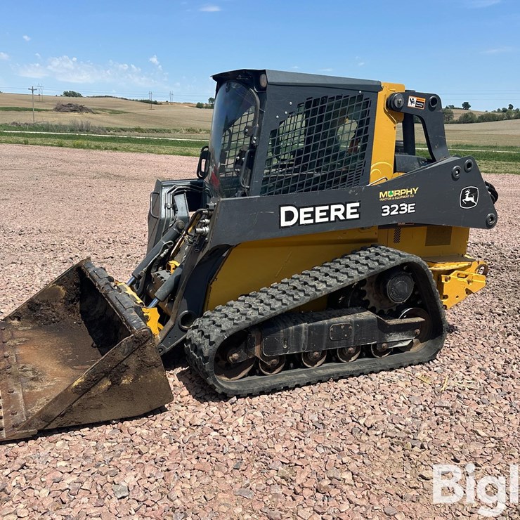 2017 DEERE 323E