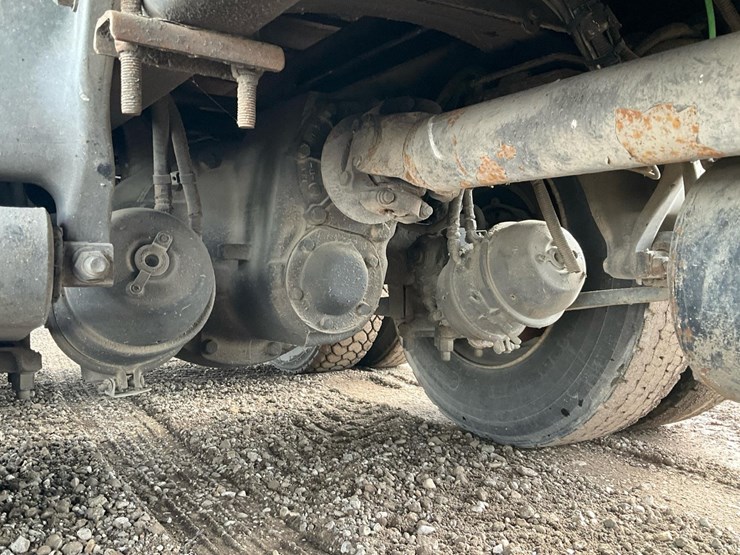 2005-freightliner-m2-106-image-23
