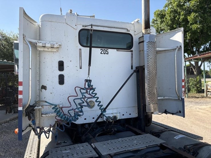 l2--2001-freightliner-columbia-image-8
