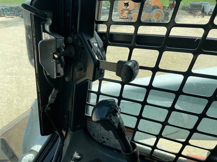 2013-bobcat-s650-image-51