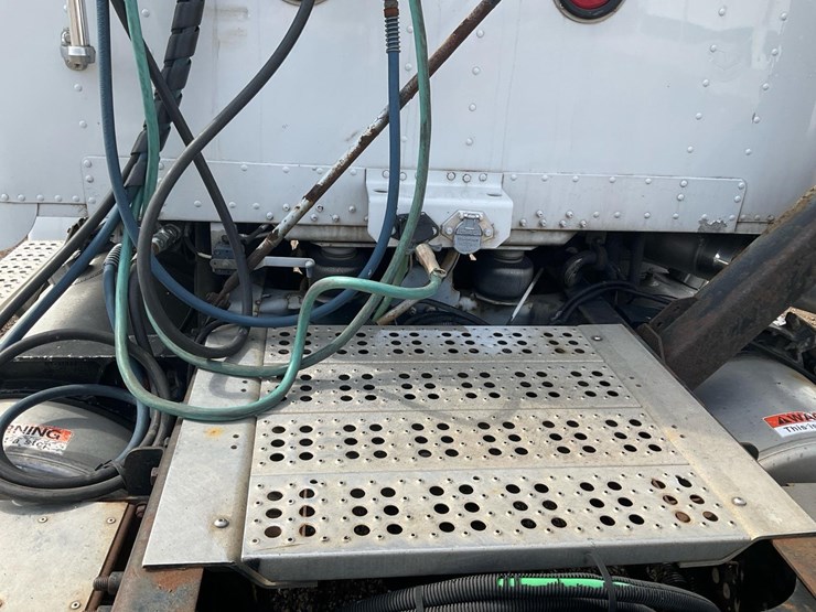 2003-freightliner-fld112-image-18