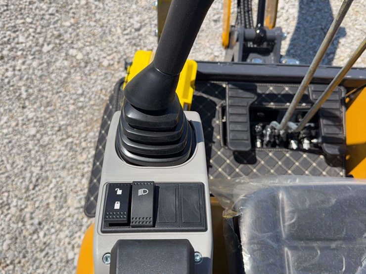 2026-me20-mini-excavator-image-13
