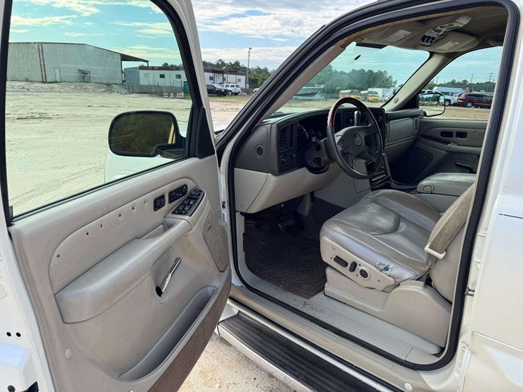 2005-cadillac-escalade-image-9