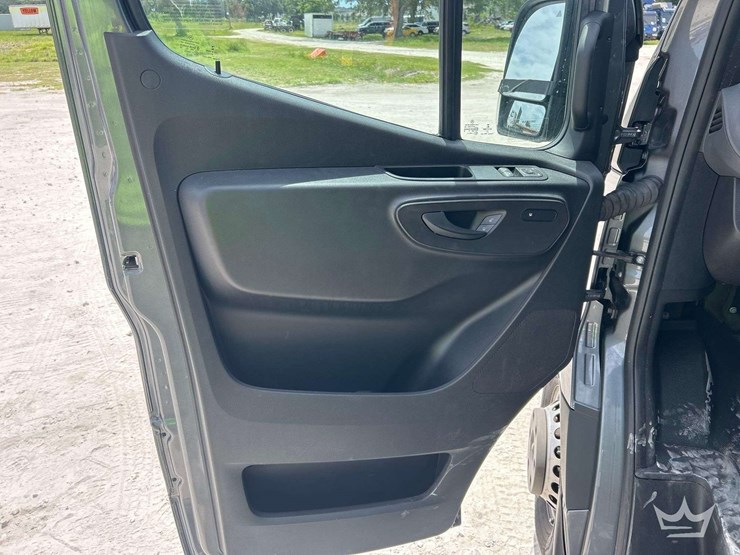 2021-mercedes-benz-sprinter-4500-image-14