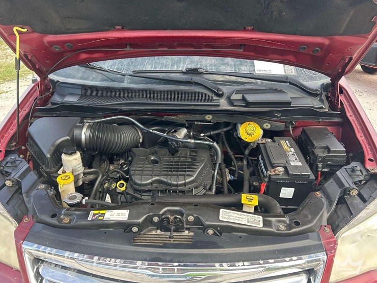 2014-chrysler-town-&-country-image-9