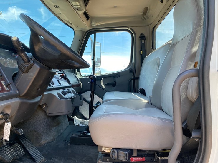2013-freightliner-114sd-image-50