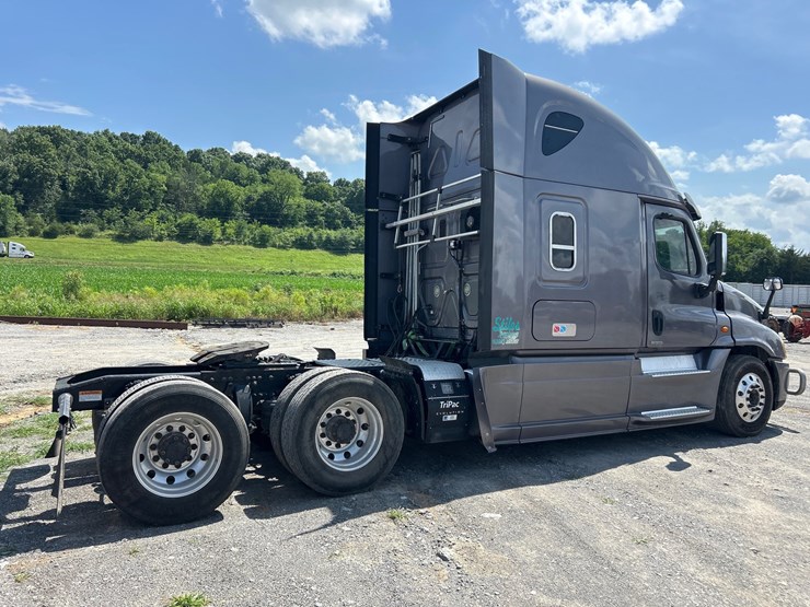 2015-freightliner-cascadia-125-image-5