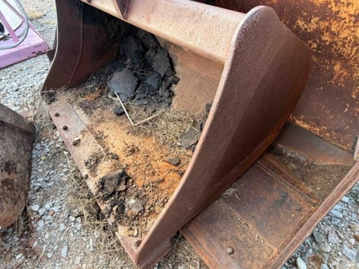 case-4ft-backhoe-rear-bucket-image-2