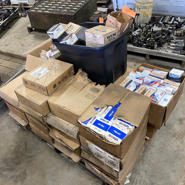 #7517 • Pallet of Gas Fuel and Oil Filters (Antigo, WI)