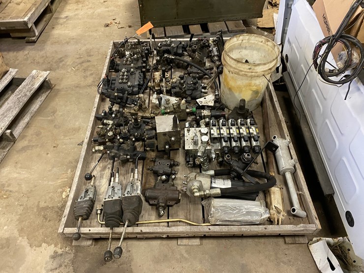 #7516-•-pallet-of-various-hydraulic-control-valves-(antigo,-wi)-image-3