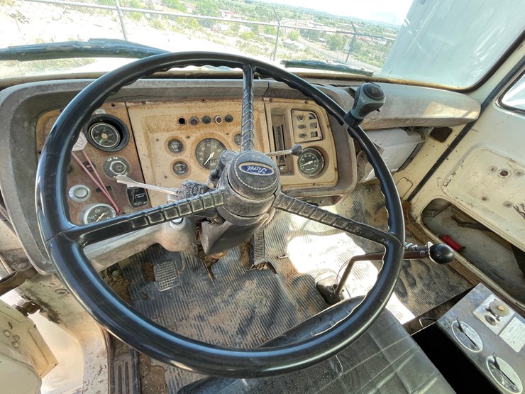 1983-ford-8000-image-31