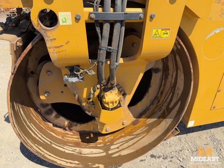 2016-caterpillar-cb54b-image-12
