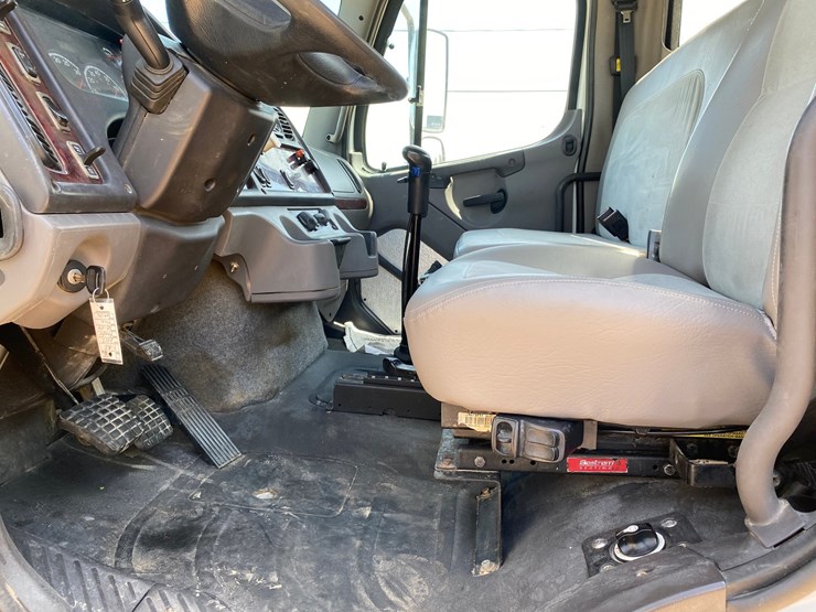 2013-freightliner-114sd-image-51