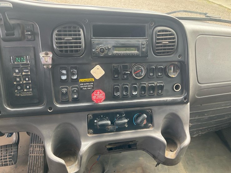 2010-freightliner-m2-106-image-54