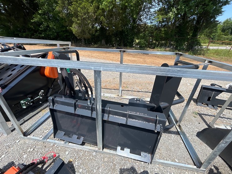 #101-•-skid-steer-hydraulic-bale-squeeze-image-4