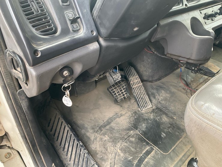 2010-freightliner-m2-106-image-48