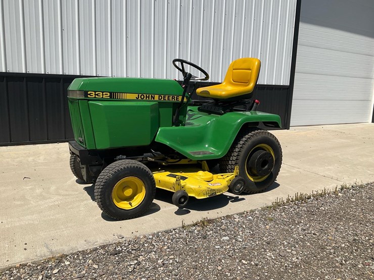 john-deere-332-image-1