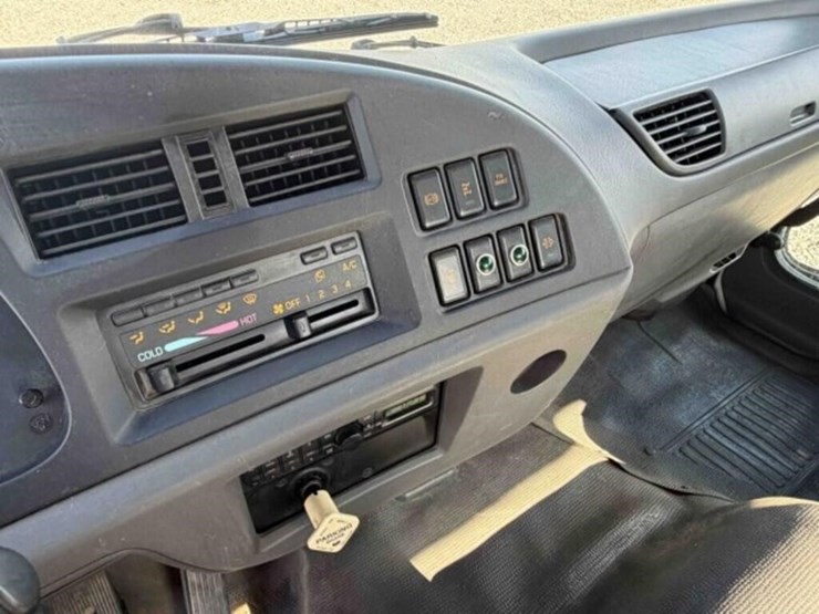 2009-gmc-t7500-image-14