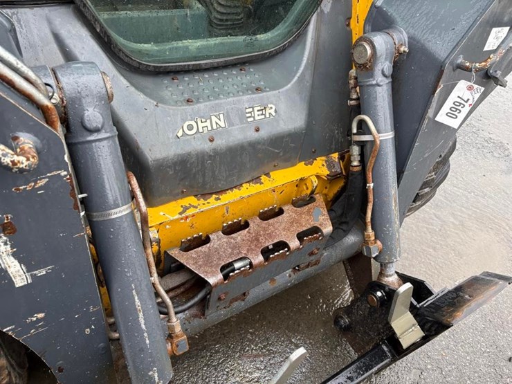 deere-320e-image-12