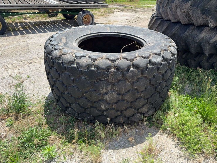 30.5-32-diamond-tread-grain-cart-tire,-14-ply-image-3