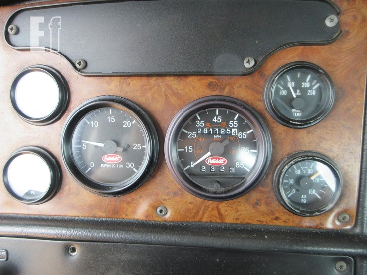 2001-peterbilt-385-image-8