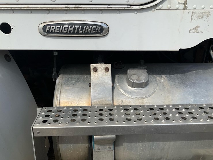 2003-freightliner-fld112-image-17