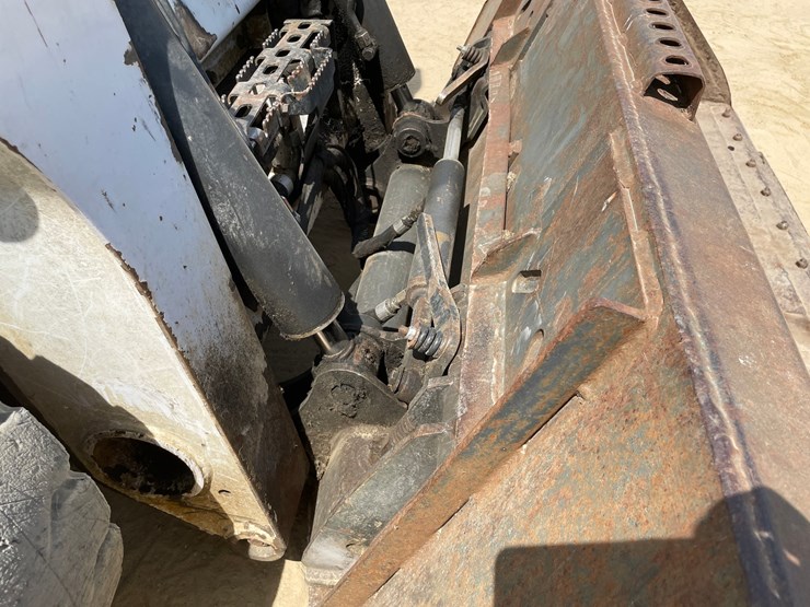 2013-bobcat-s650-image-32